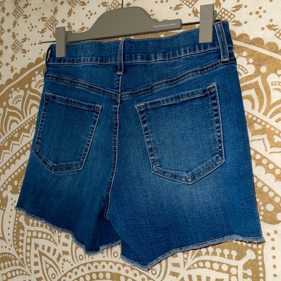 “NYDJ” LADIES BLUE DENIM BUTTON & ZIP-UP SHORTS W/POCKETS, (LIFT & TUCK), SIZE 2 - Picture 3 of 5
